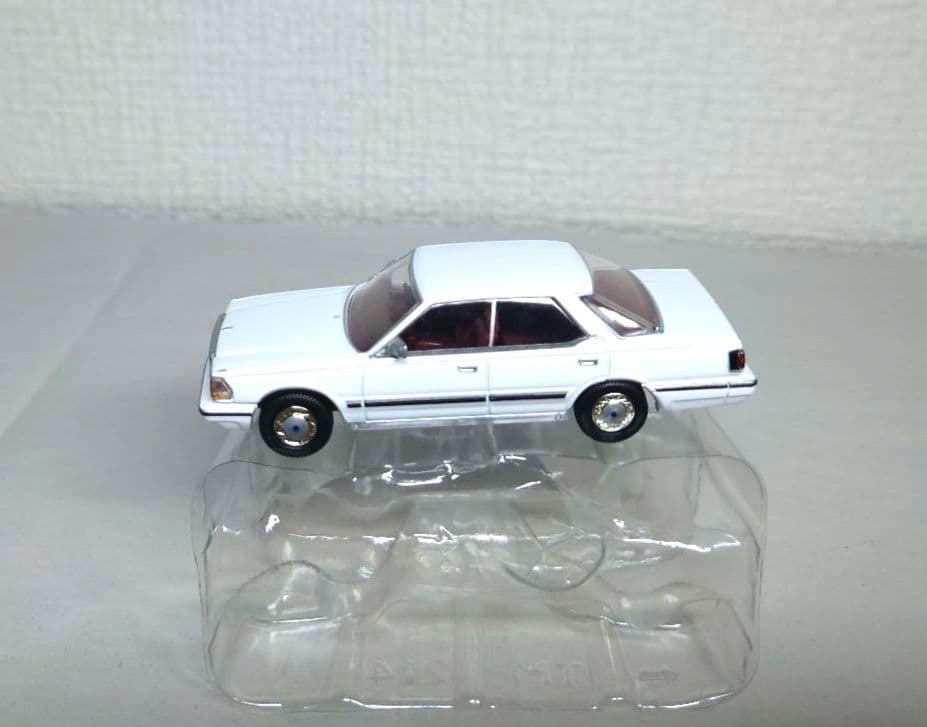 トミカリミテッドヴィンテージネオ　日産グロリアV30ターボブロアム（85年式）