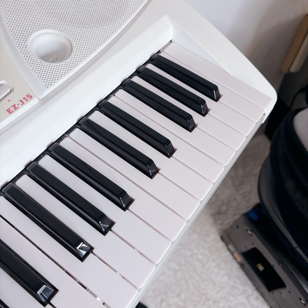 ヤマハ 電子キーボード スタンド付　キーボード 光る鍵盤 EZ-J15