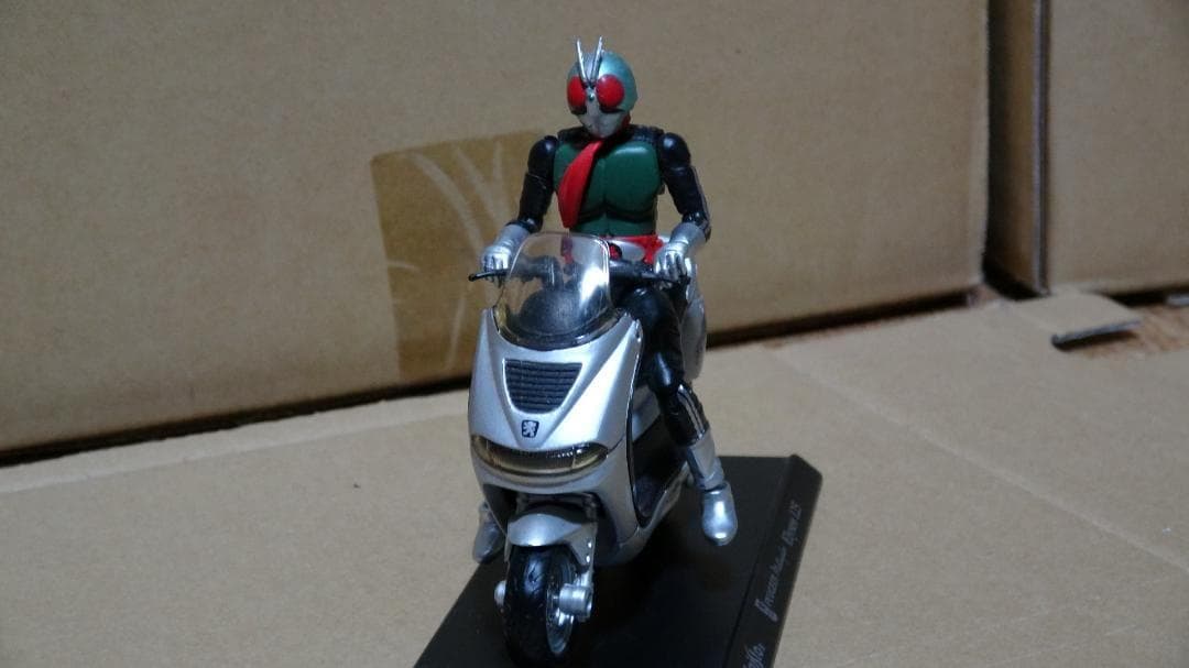 MAISTO　バイクミニカー　PEUGEOT　ELYSEO１２５＆フィギュア