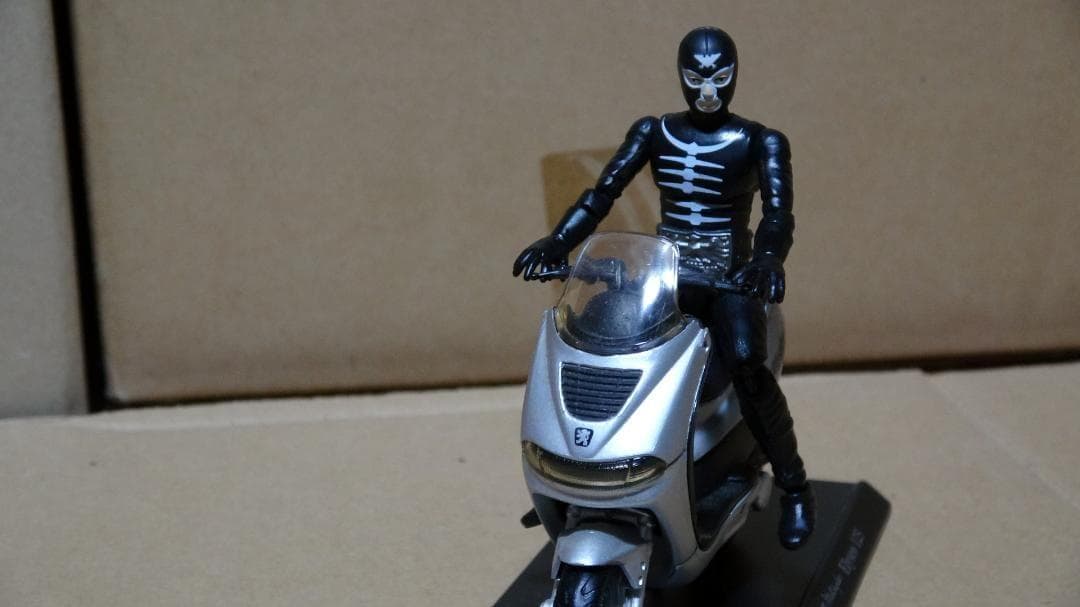 MAISTO　バイクミニカー　PEUGEOT　ELYSEO１２５＆フィギュア