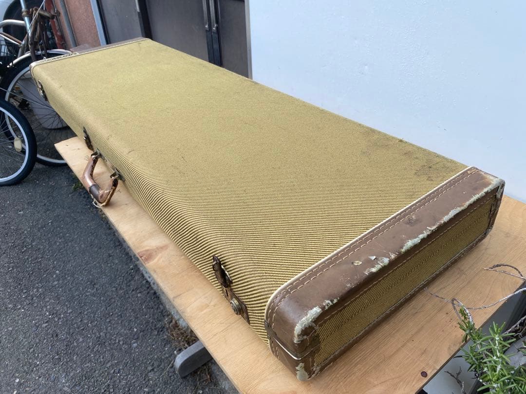 fender フェンダー　エレキベース　ハードケース　　ビンテージ　中古品