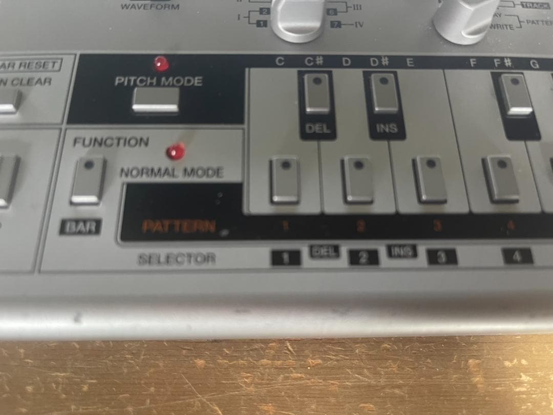 Roland TB-03 アナログシンセサイザー