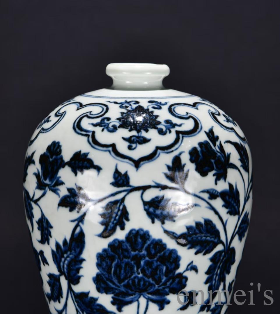 中国古美術・珍品旧蔵・大明宣徳紋・青花纏枝牡丹紋梅瓶・花瓶・唐物・青花磁・陶磁器