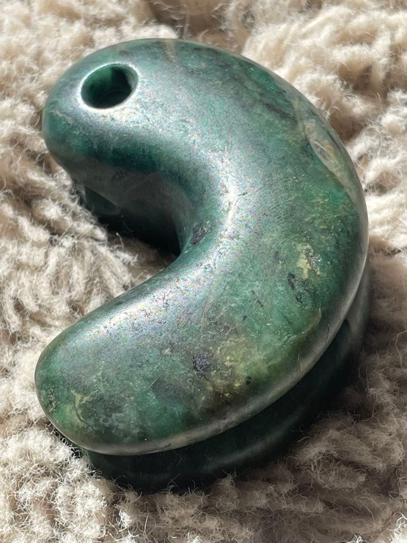 古墳時代前期　合わせ勾玉　翡翠　飛騨翡翠　碧玉　出土品。