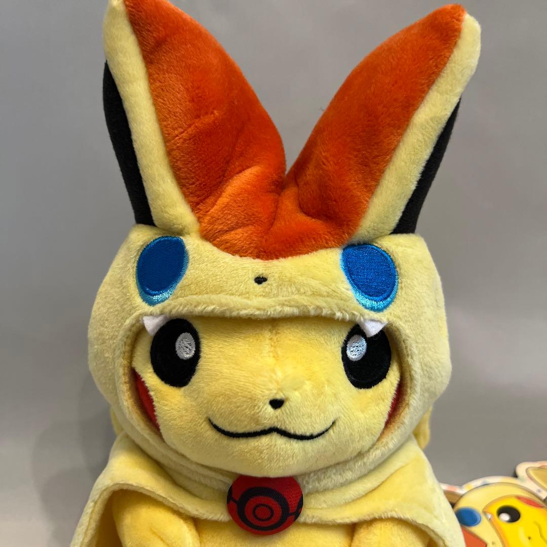 ポンチョを着たピカチュウ　ビクティニ　ぬいぐるみ