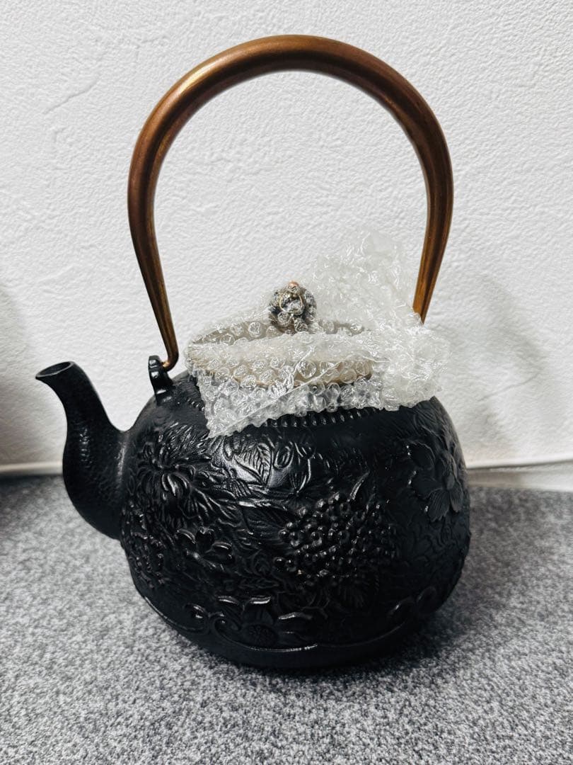 【新品未使用】南部鉄器 砂鉄製 鉄瓶 花柄浮き彫り鉄壺 コーティングなし