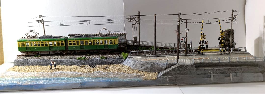 Ｎゲージ・ジオラマ展示台「江ノ電・鎌倉高校前駅とスラムダンク踏切」※車両付き