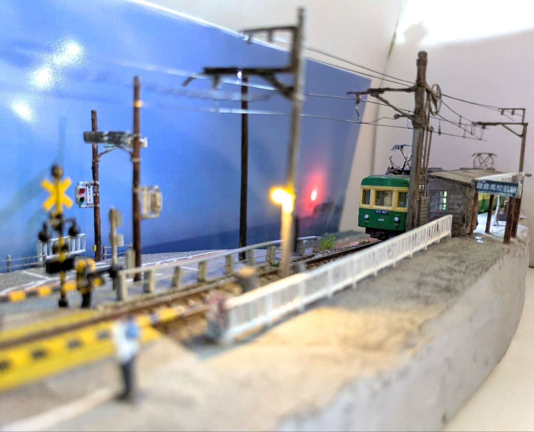 Ｎゲージ・ジオラマ展示台「江ノ電・鎌倉高校前駅とスラムダンク踏切」※車両付き