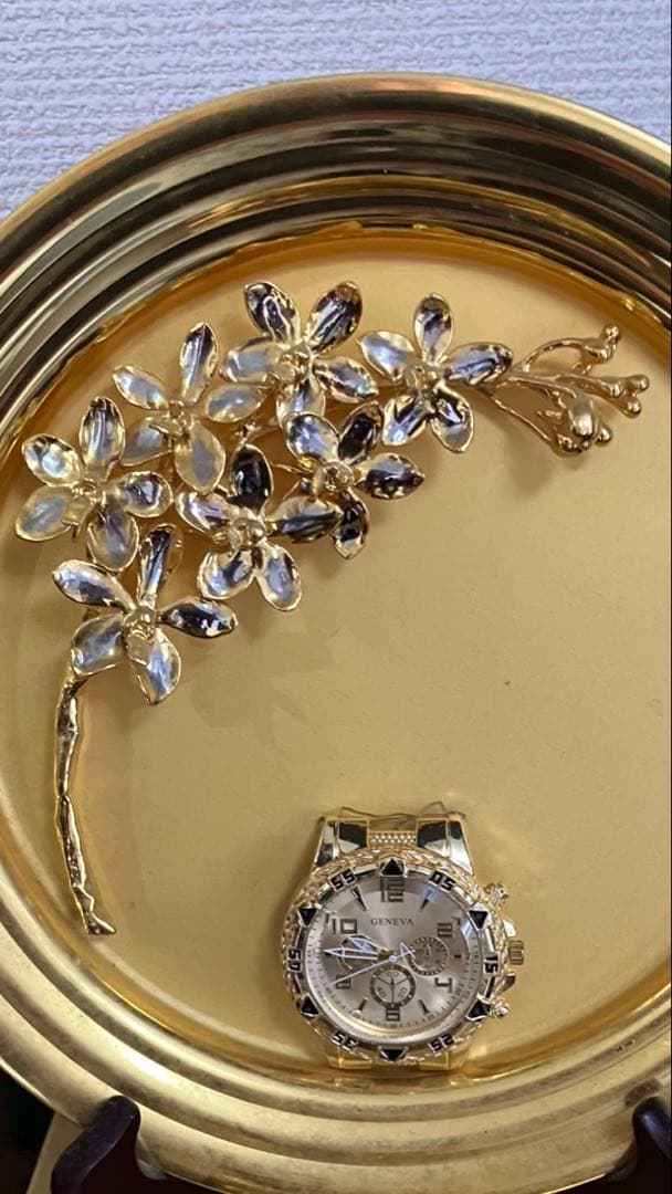 金マニア必見！黄金の花装飾プレートとクォーツ時計