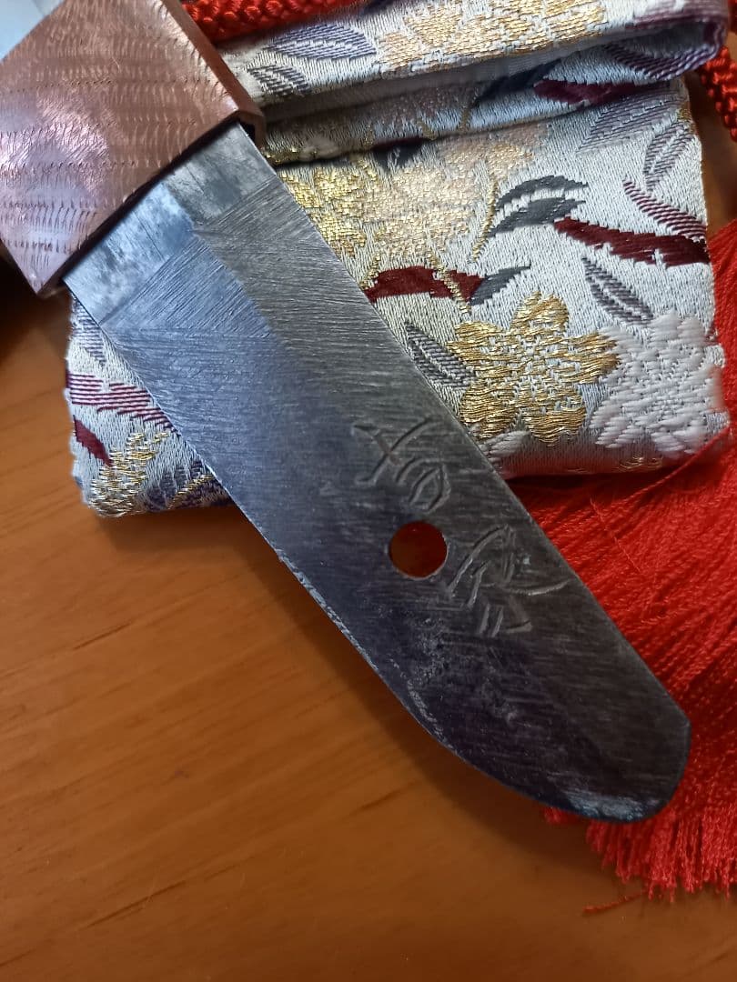 日本刀残欠のクラフト短刀、合法サイズです。刃身の在銘は吉家作です。刃面は綺麗です