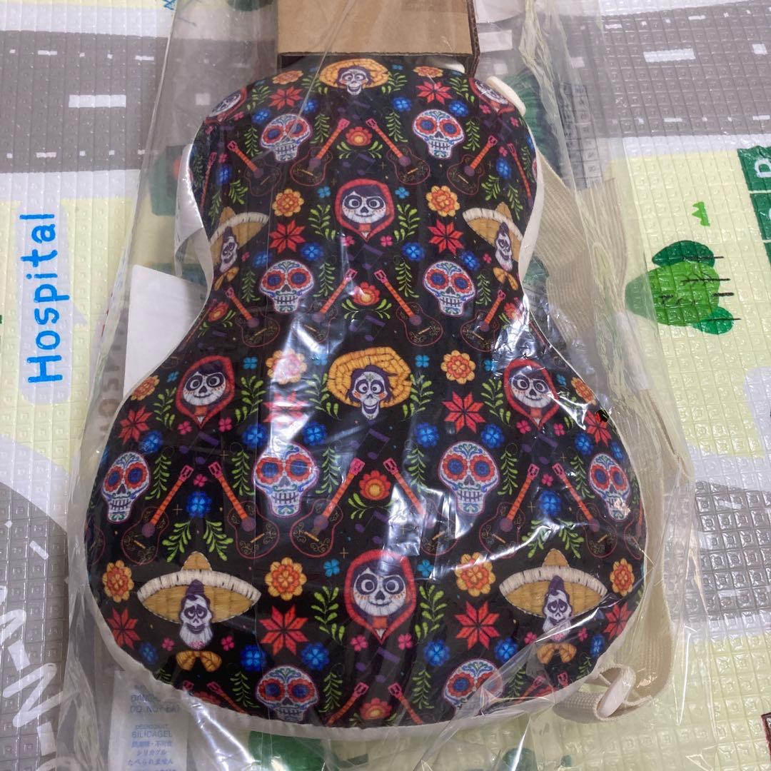 リメンバー　ミー　ギター型　クッション