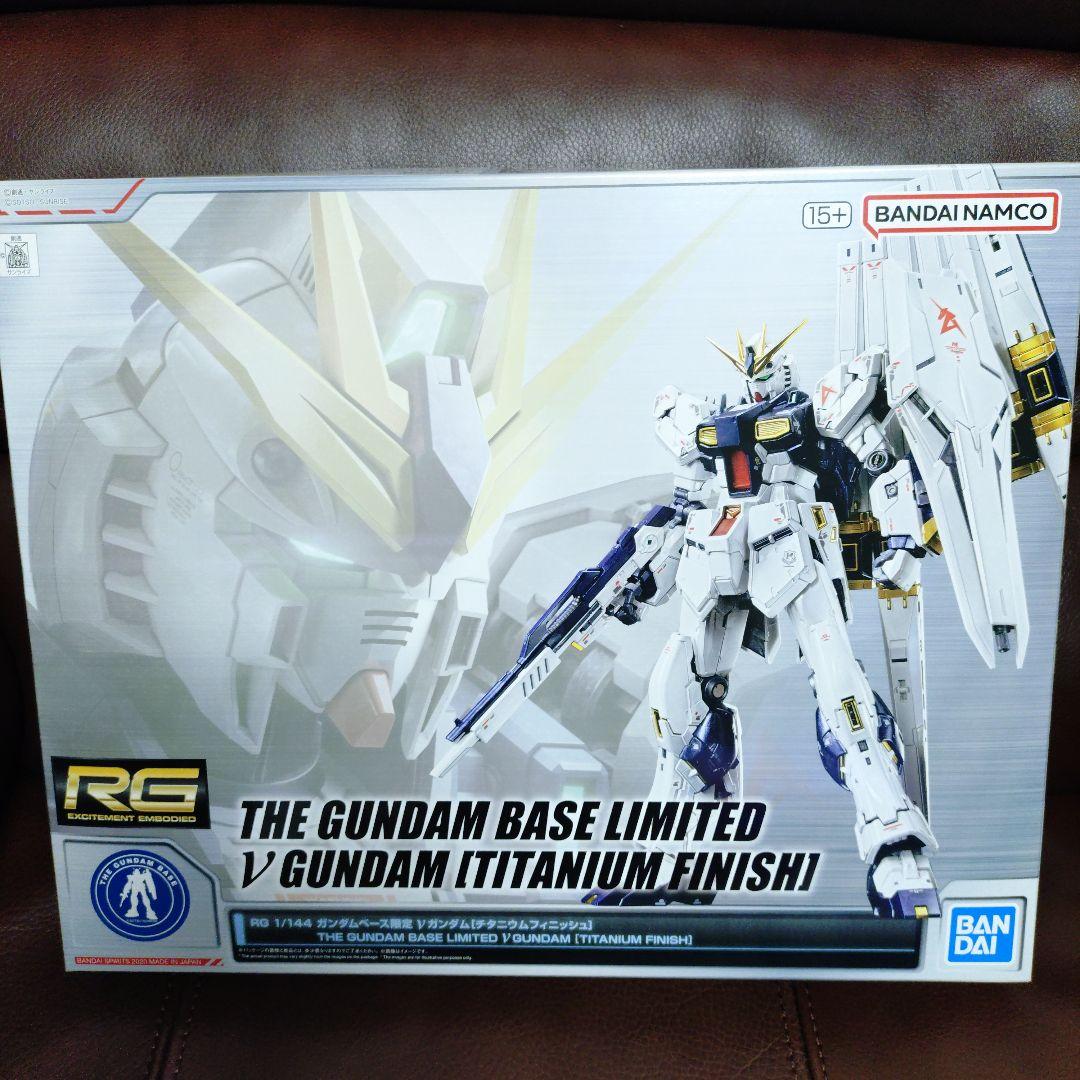 RGνガンダム[チタニウムフィニッシュ]、RGサザビー[スペシャルコーティング]