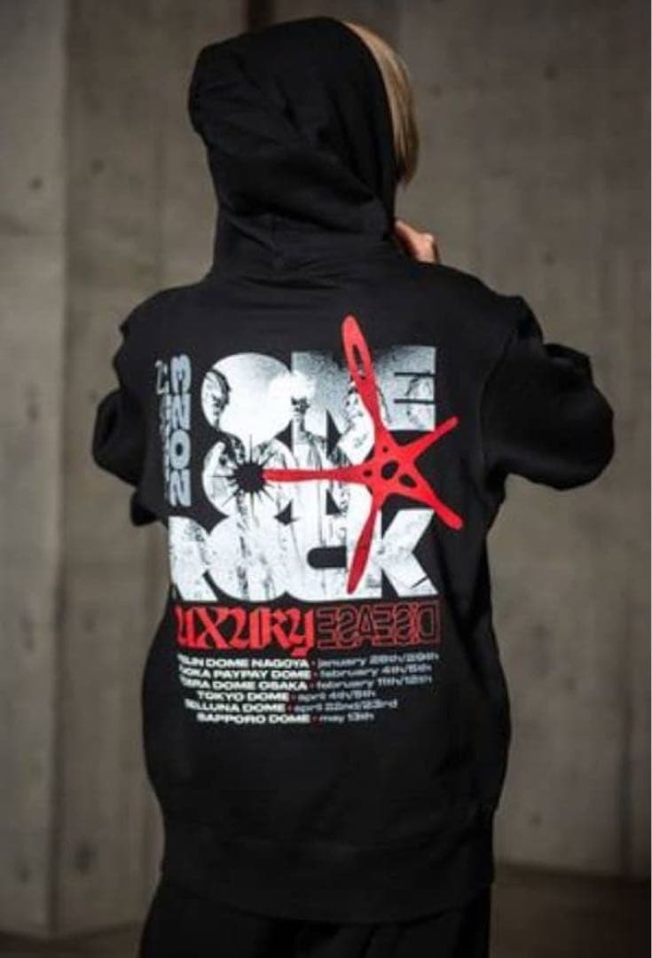 2/1迄セール ONE OK ROCK 2023 ロゴ入りプルオーバーパーカー
