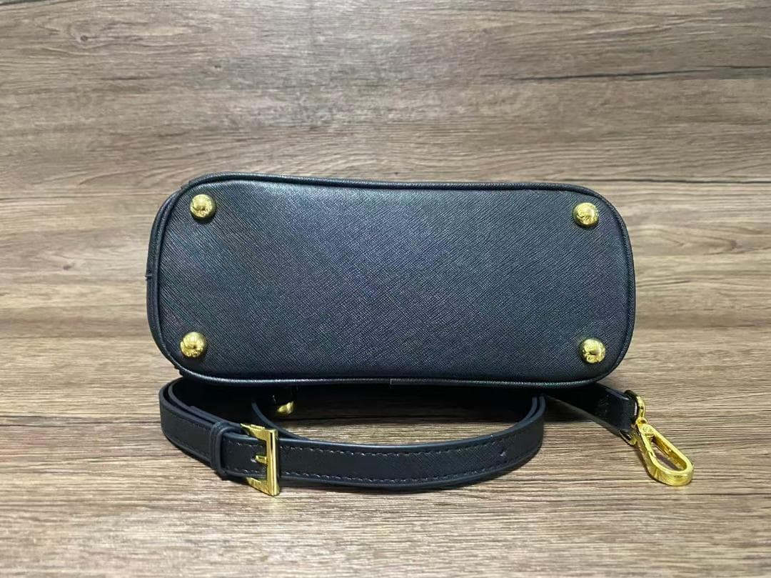 PRADA ブラックレザー ハンドバッグ