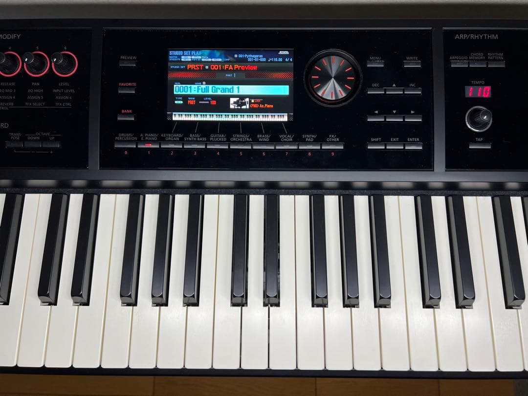 ROLAND FA-08　88鍵キーボードシンセサイザー