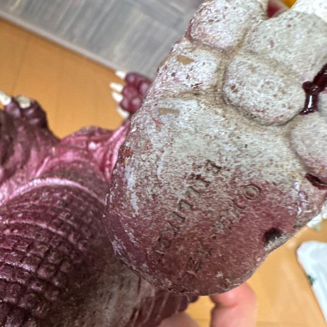 紫色の怪獣フィギュア 約30cm