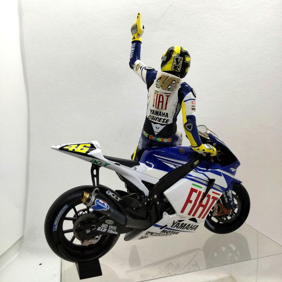 ミニチャンプス1/12 ヤマハ YZR-M1 & ヴァレンチノロッシフィギュア
