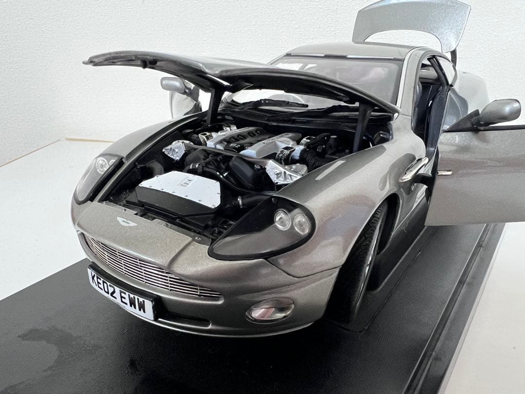 007 Aston Martin V12 Vanquish ジェームズボンド