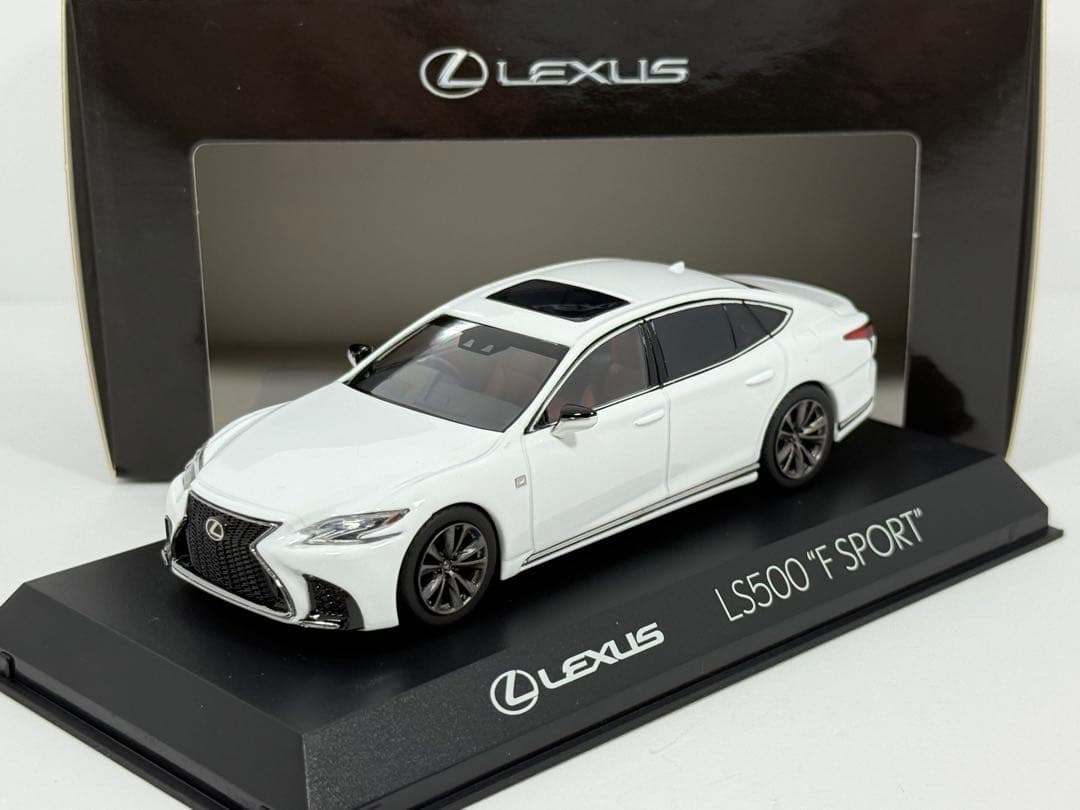 1/43 LEXUS LS500 F SPORT ホワイト