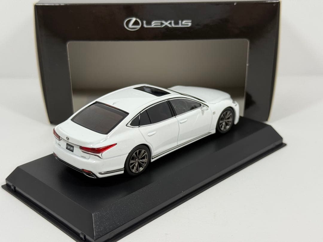 1/43 LEXUS LS500 F SPORT ホワイト