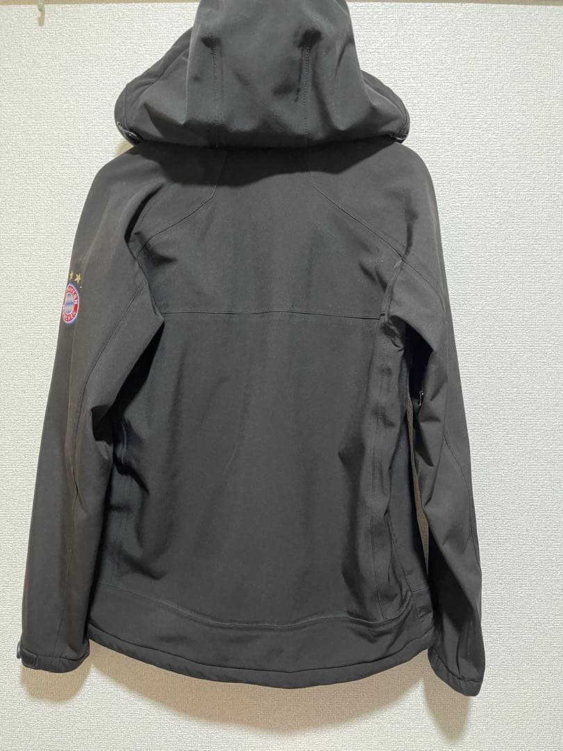 バイエルンミュンヘン　ソフトシェルジャケット　日本Lサイズ　フード着脱可