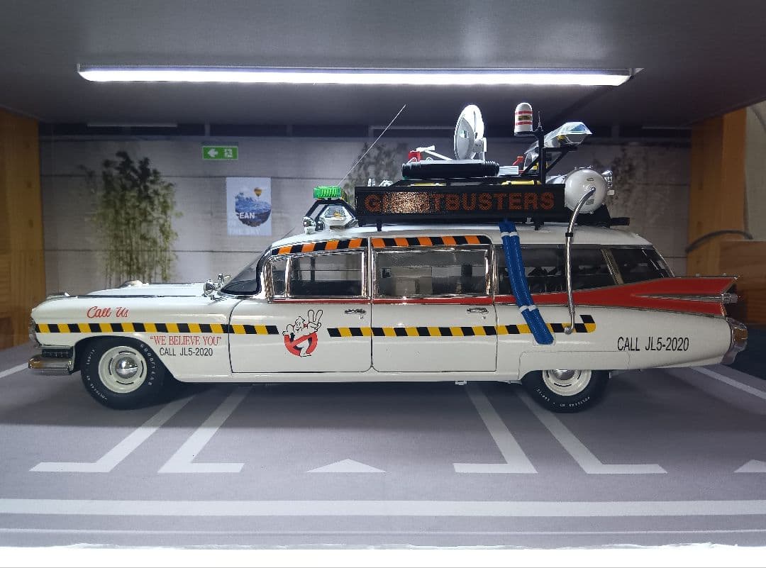 PYOMARO　Hot Wheels 1/18 Ecto-1A