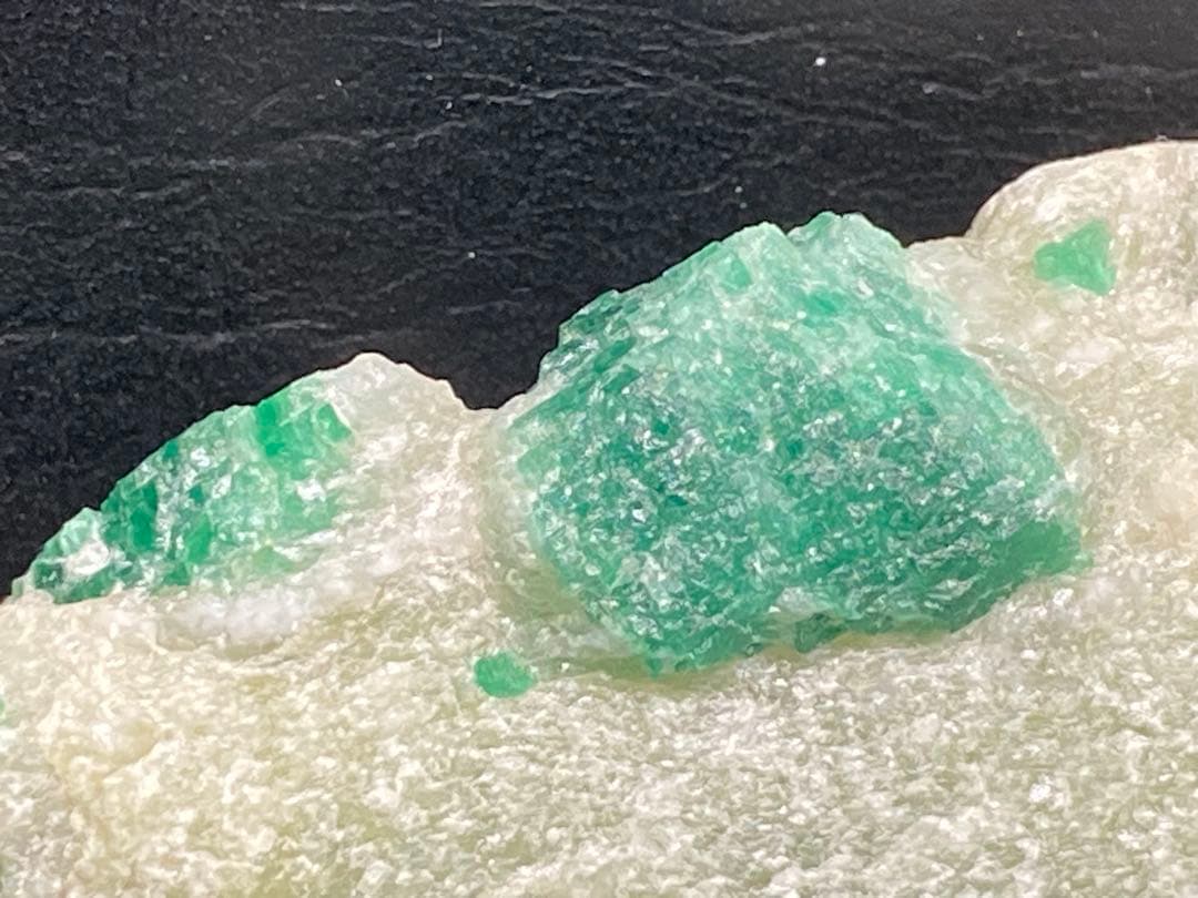 エメラルド 原石　結晶　85g 母岩付き