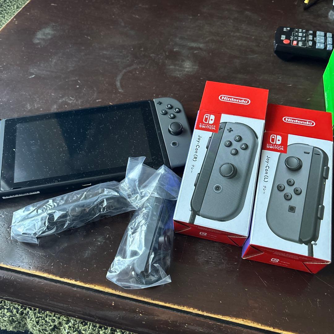 NintendoSwitch本体32GB 本体とジョイコンのみストラップ箱付き