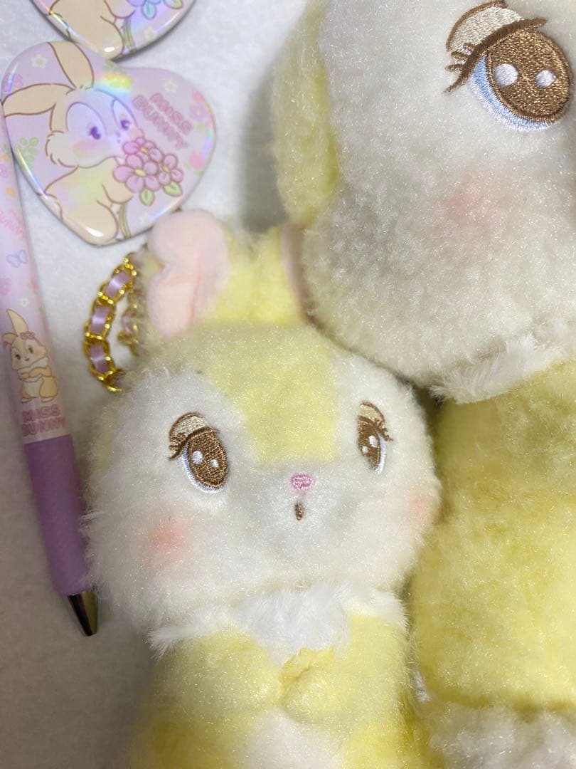 ディズニーストアmikkoミスバニーぬいぐるみキーチェーンとボールペンと缶バッジ