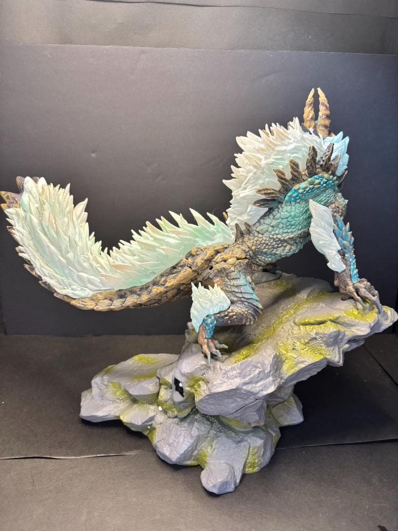 モンスターハンター　ジンオウガ　フィギュア　LED付