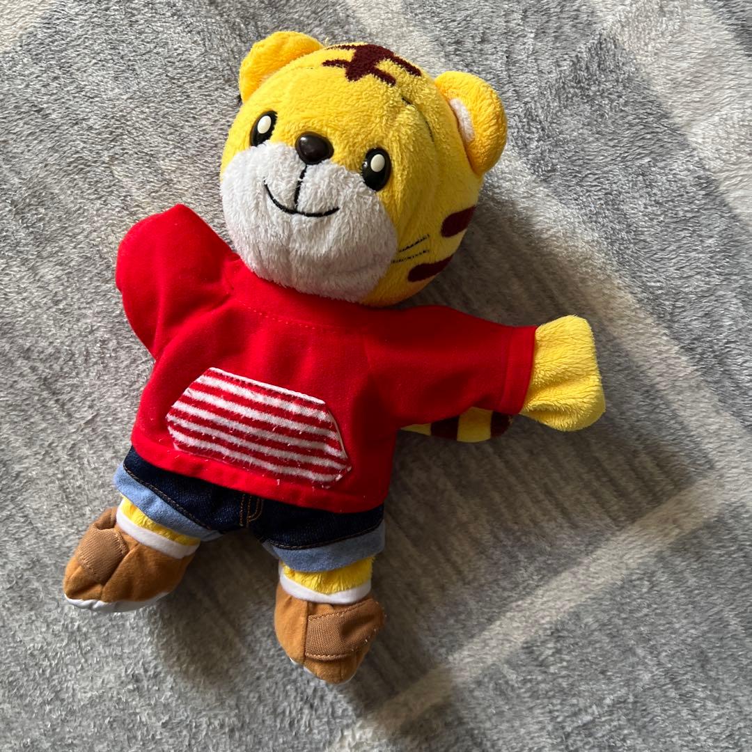 赤いセーターのクマのぬいぐるみ