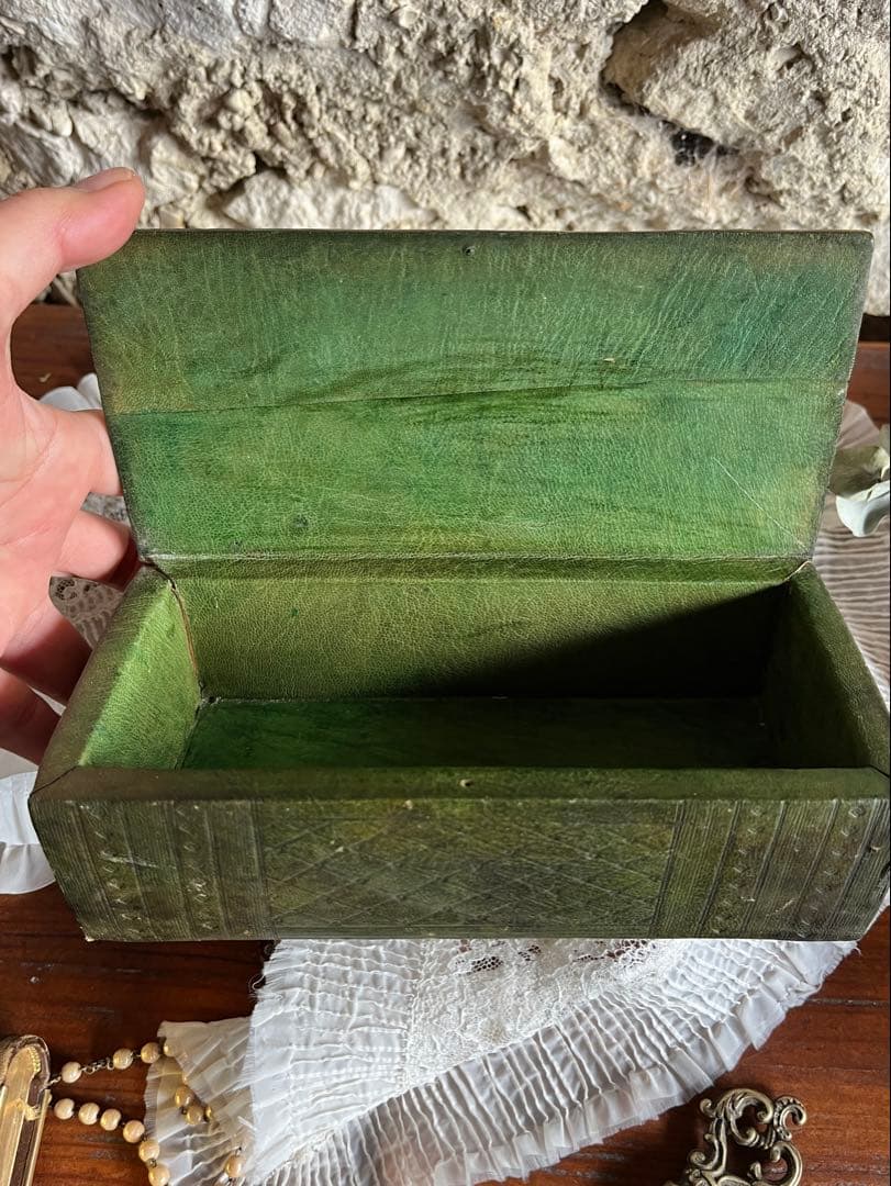 ◆フランスアンティーク｜木箱ハンドメイド型押し革レザー小箱、緑モスグリーン茶