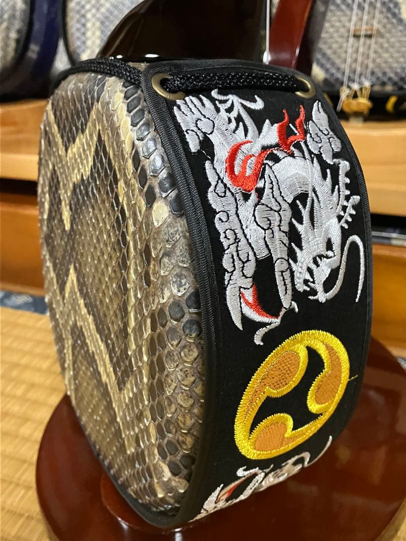 沖縄三線ワンランク上(上質黒檀)真壁型本皮一枚張りスンチ塗り期間限定出品