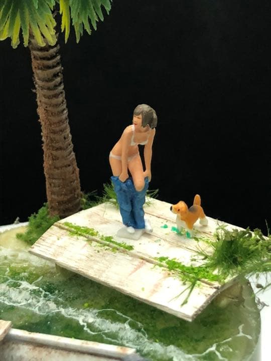 南国の海に来たお姉さんと犬　レジン　ジオラマ