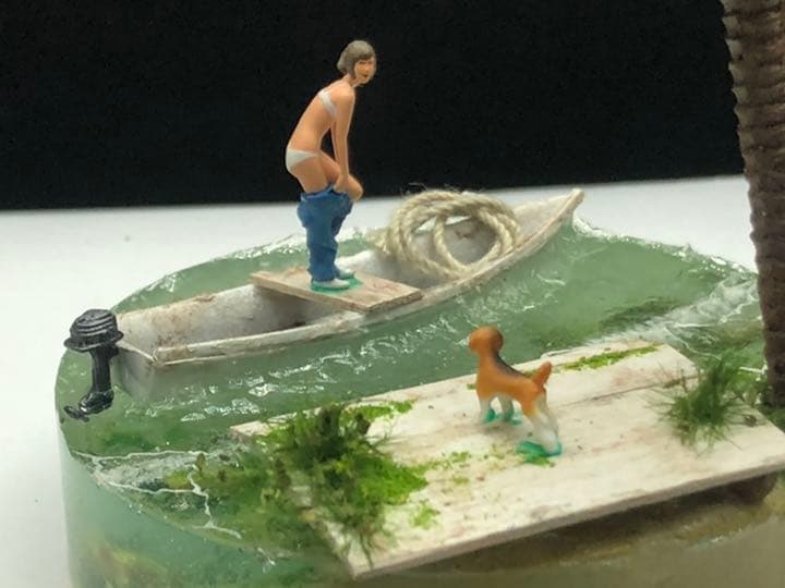 南国の海に来たお姉さんと犬　レジン　ジオラマ