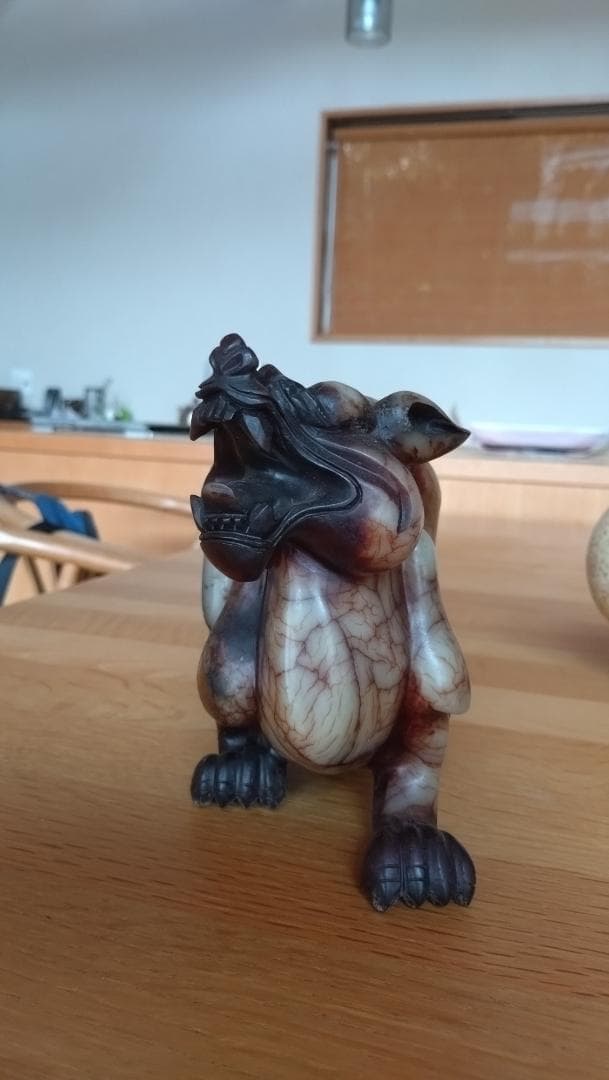 置物　虎と玉