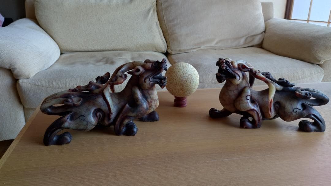 置物　虎と玉