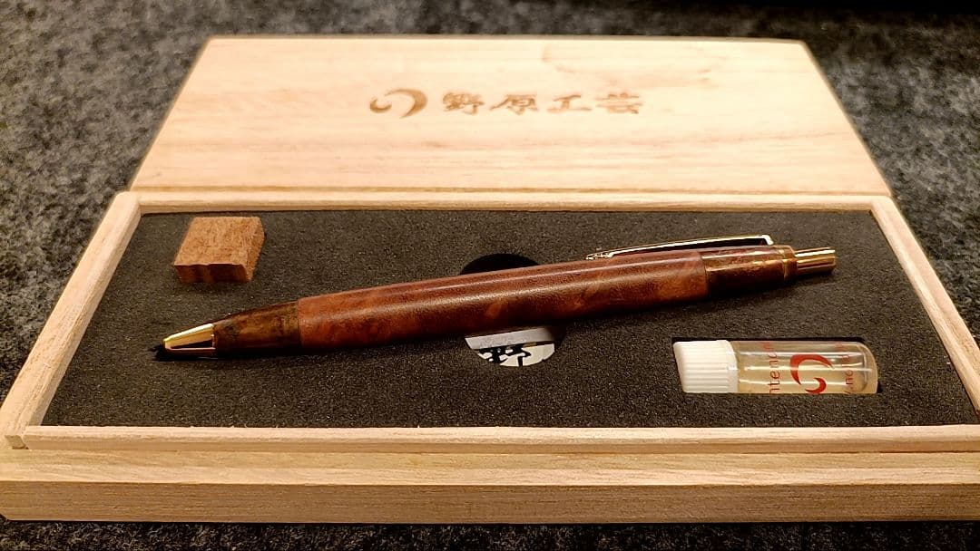野原工芸 斑紋孔雀色金具 クス瘤杢BP