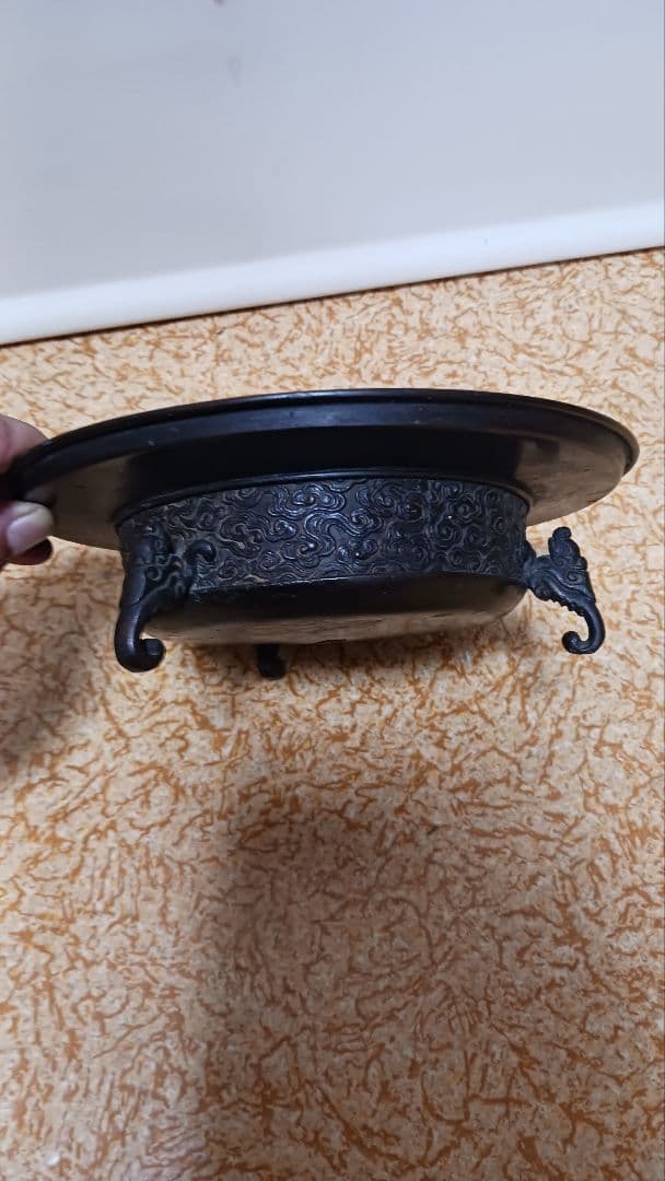 時代物　金工師　市川東玉斎　銅製三足流雲文獣足丸形花入　在銘　東玉斎　花器　箱付