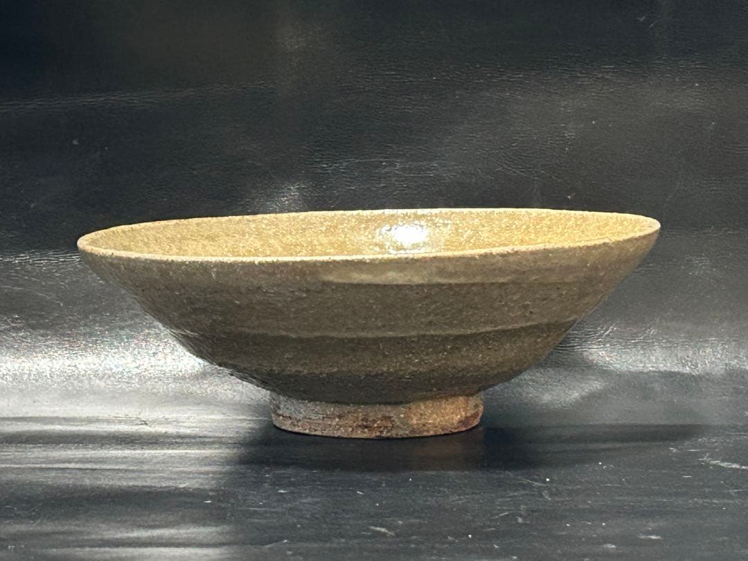 美しい古美術◾️蔵から深みのある緑色の釉薬が流れる上品で美しい平茶碗が出て来ました