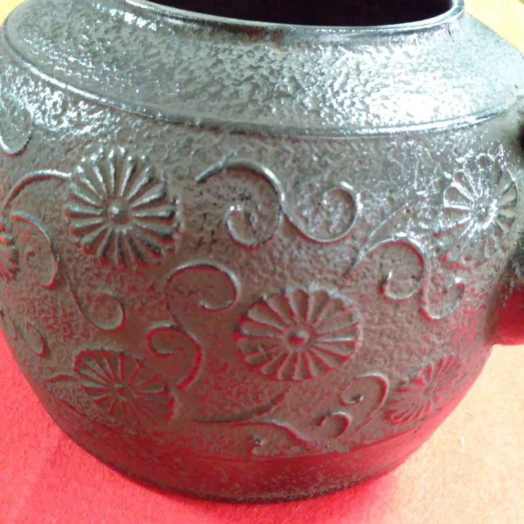 南部鉄器菊唐草紋入　手造り鉄瓶