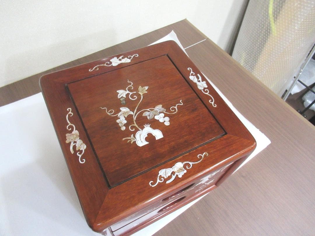 螺鈿家具 　螺鈿細工　 唐木 　花梨　葡萄柄　木製　２段　ミニ箪笥　小引出し