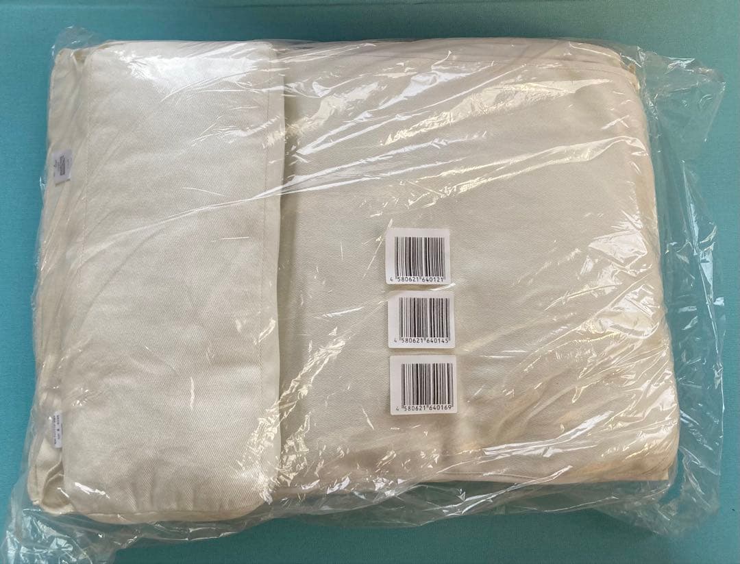 新品　木製ベッド・クッション付き　65✖️45cm