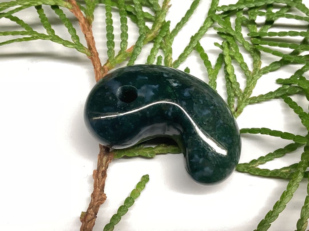 ✳最上位‼️出雲石【碧玉】勾玉　浮き草*雪輪のW文様入りのコレクション展示品お宝‼️