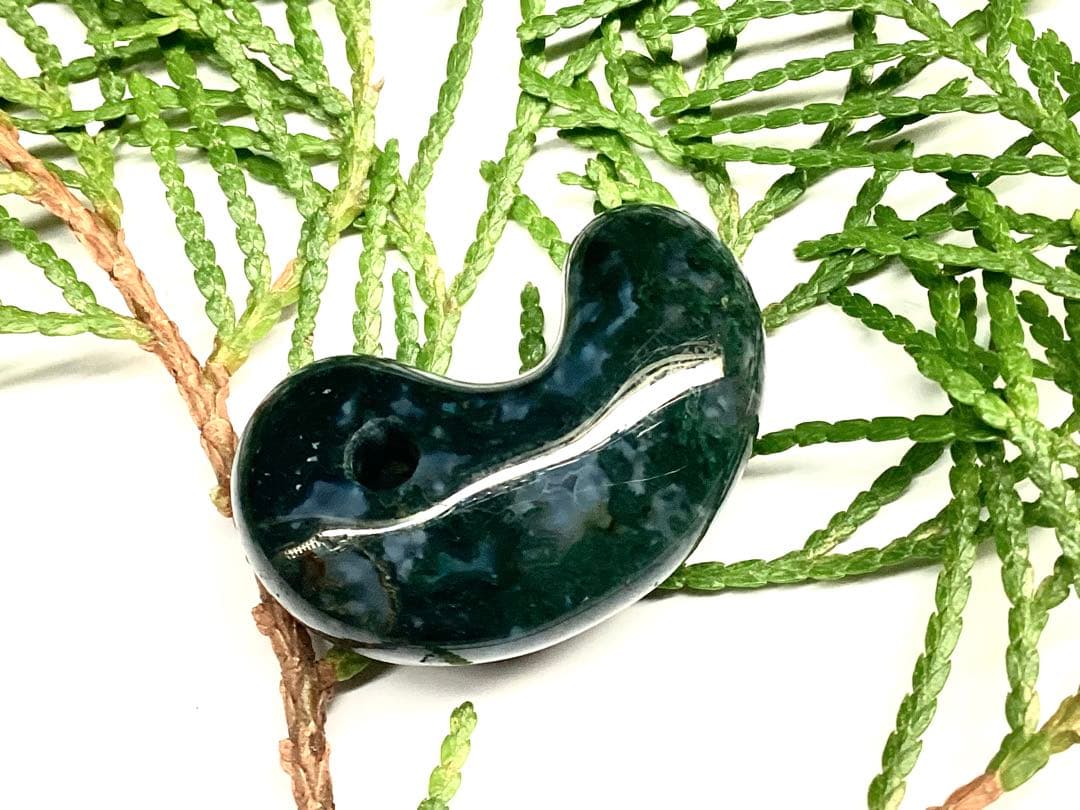 ✳最上位‼️出雲石【碧玉】勾玉　浮き草*雪輪のW文様入りのコレクション展示品お宝‼️