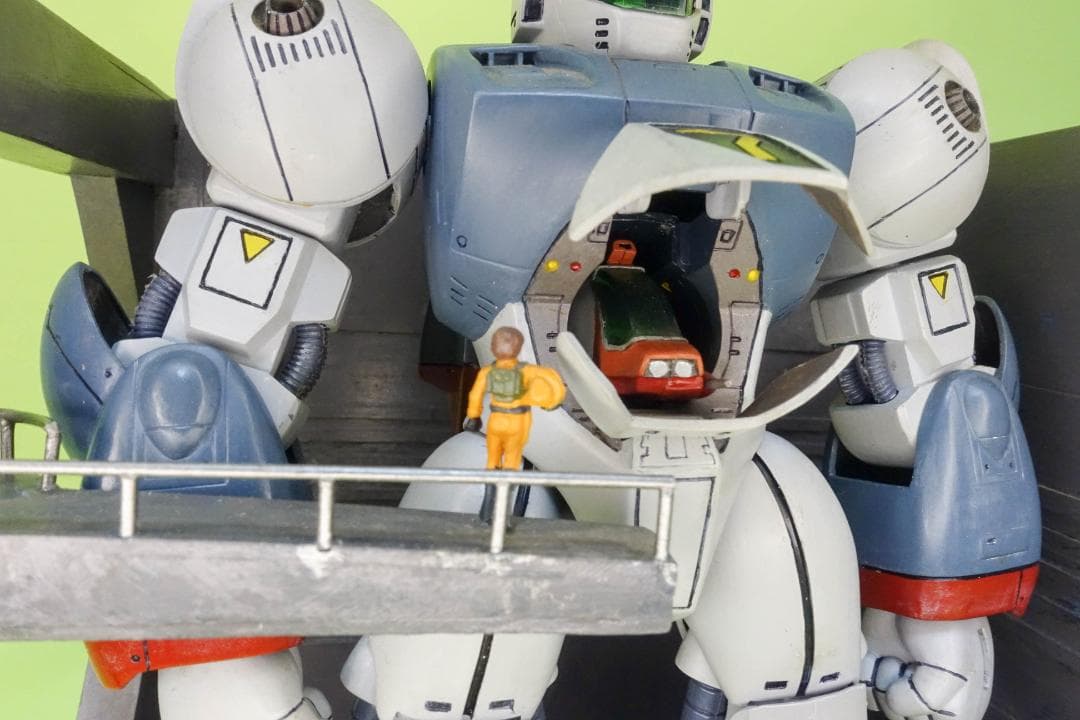 【全塗装完成品】1/100　ラウンド・バーニアン・バイファム ／整備ハンガー付