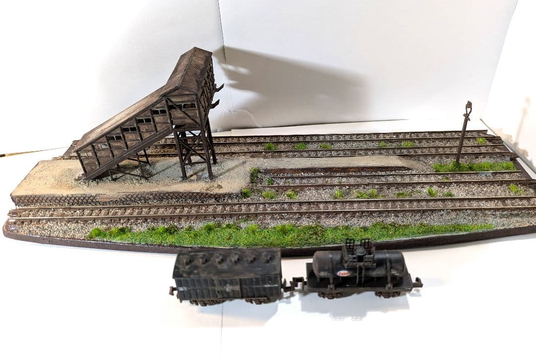 食*ン様 Ｎゲージ・ジオラマ展示台【ローカル駅寸景】※貨車2両付き！
