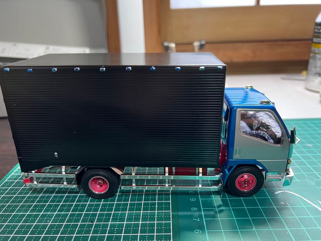 アオシマ　1/32 2tキャンター　完成品