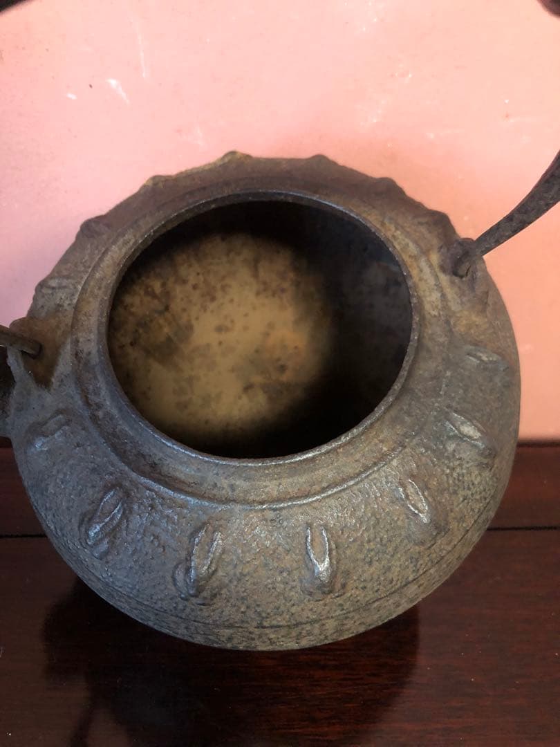 蔵にあった晴寿堂の兎地紋時代鉄瓶
