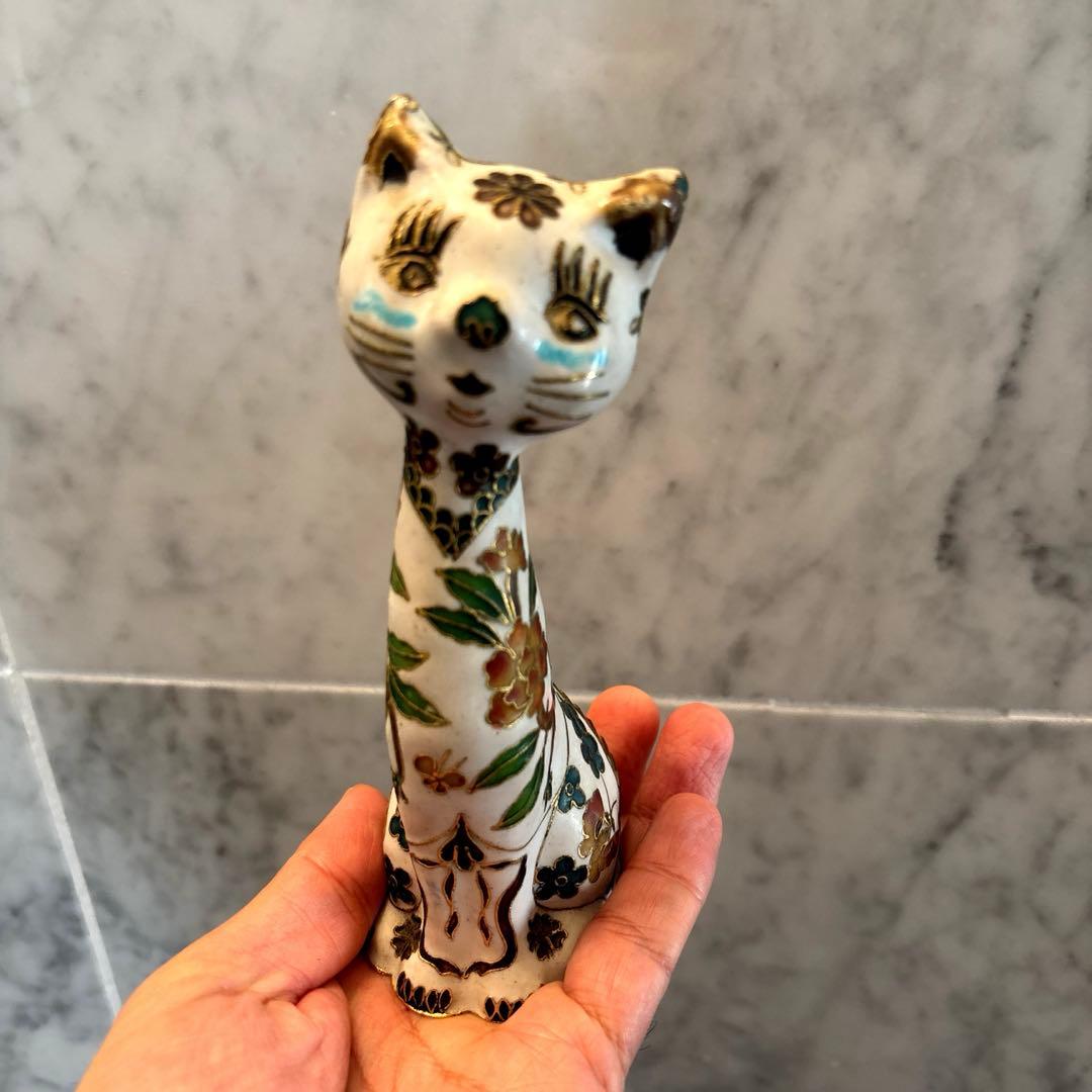 アンティーク　入れ墨のように体に描かれたお花や金彩が芸術的な猫ちゃんの陶器